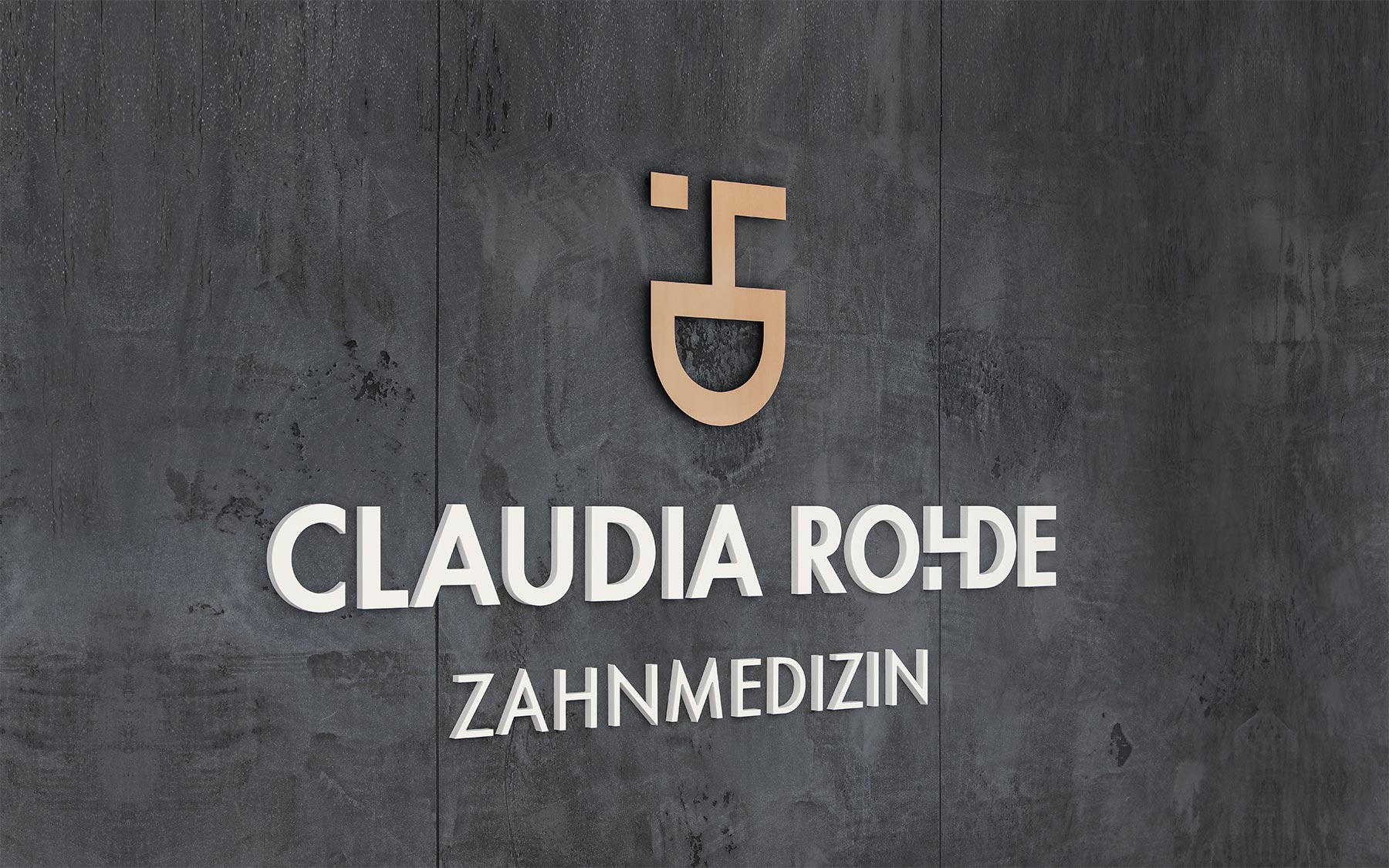 Das Logo der Zahnarztpraxis Claudia Rohde mit weißer Schrift und goldenem Logo auf dunklem Hintergrund.
